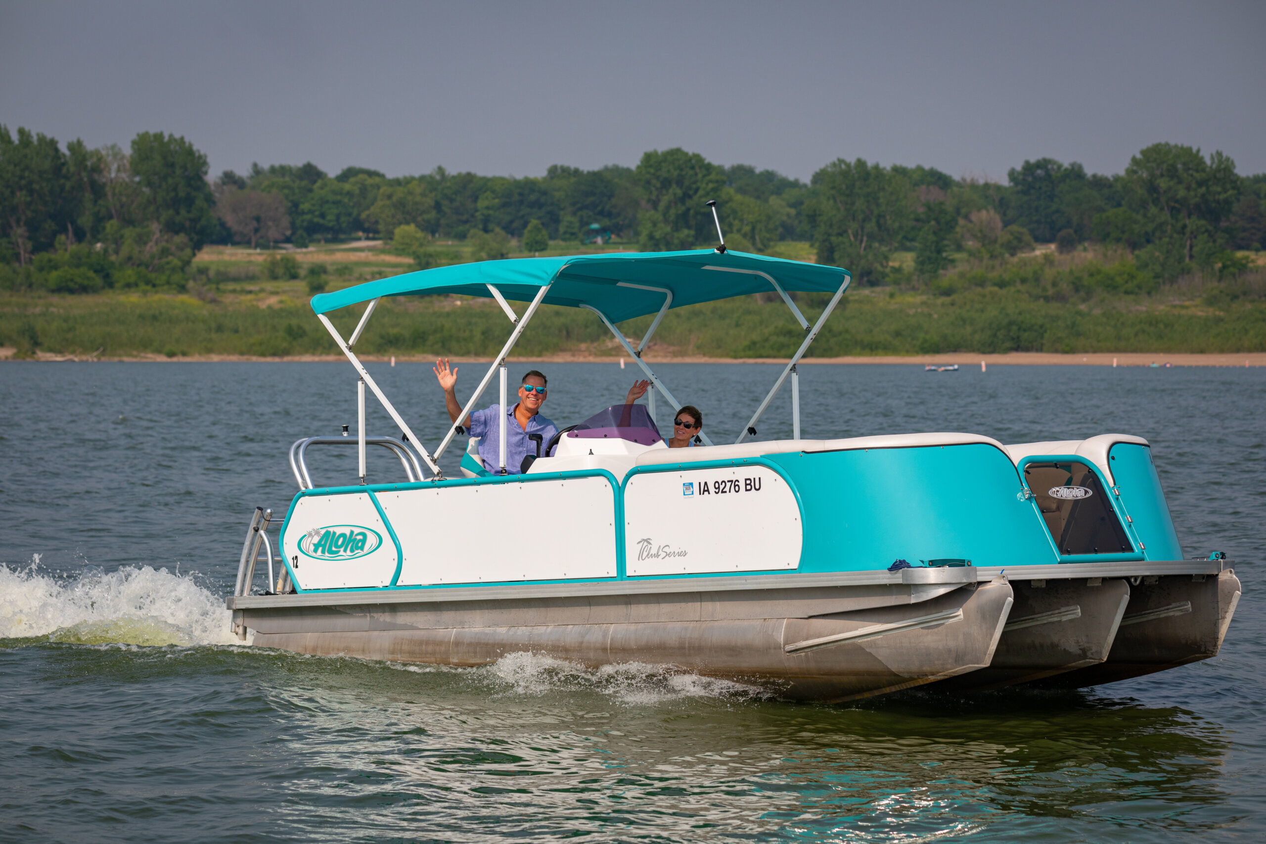 Cruise and enjoy the beauty of Des Moines River